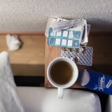 Les cas confirmés d'infections grippales sont en recul en Suisse. La grippe se caractérise par une fièvre soudaine (>38°C) accompagnée de toux ou de maux de gorge (Photo d'illustration). KEYSTONE/GAETAN BALLY
